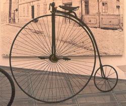 Старинный велосипед с большим передним колесом
